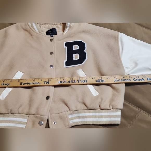 Tan and Cream Varsity Jacket with Letter B. SZ L - Picture 6 of 7